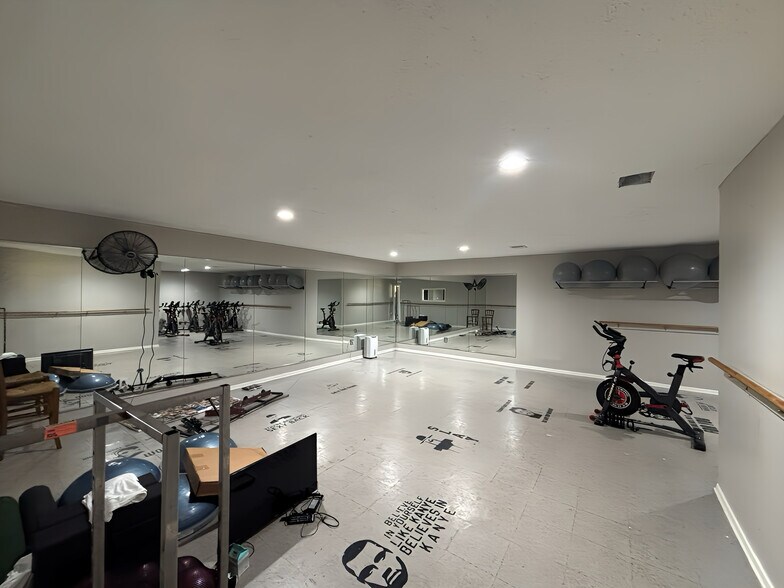 More Photos Of 1806 E 50th St, Texarkana Flex For Sale