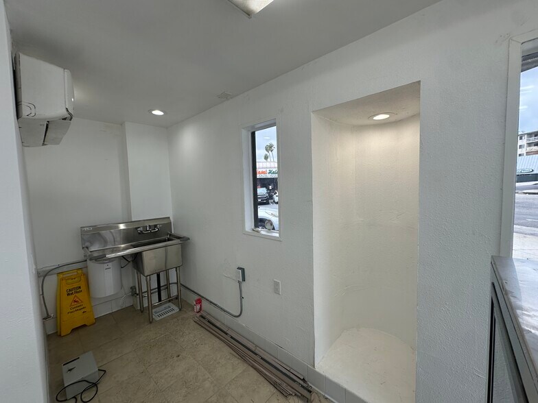 More Photos Of 7300 W Sunset Blvd, Los Angeles Unknown For Lease