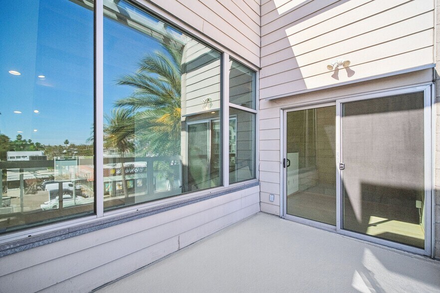 More Photos Of 717 N Highland Ave, Los Angeles Flex For Sale