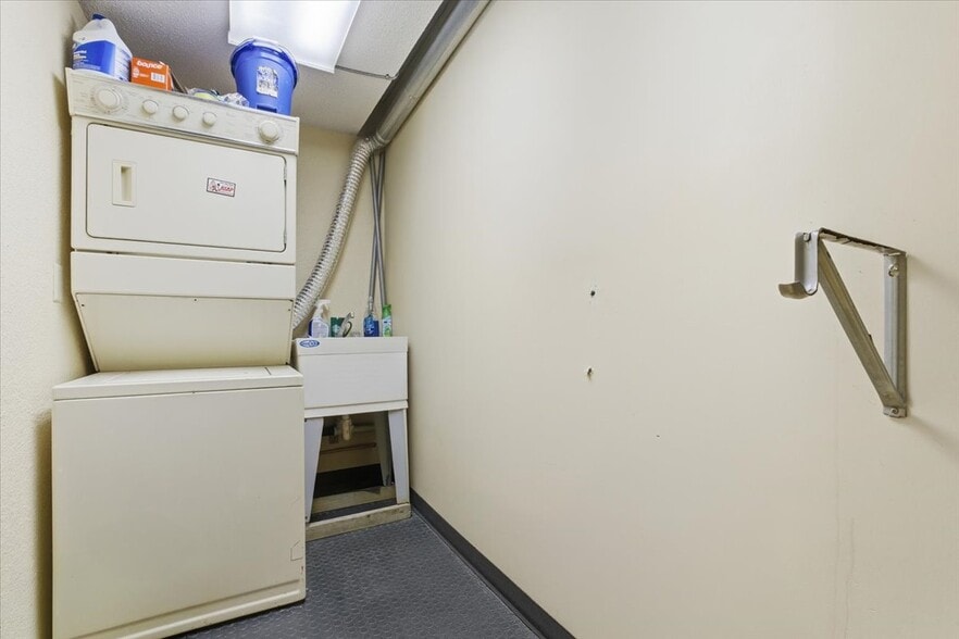 More Photos Of 1824 2nd Ave, Council Bluffs Office For Lease