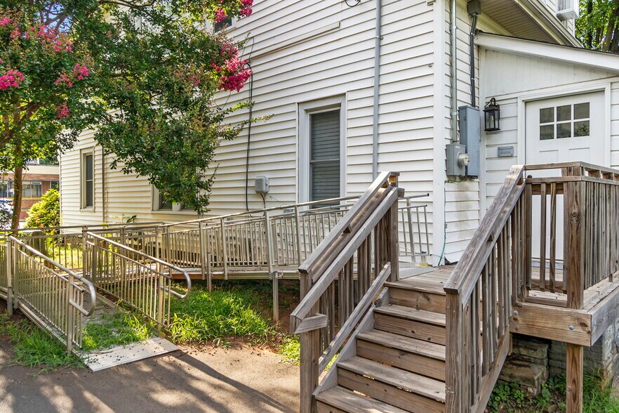 More Photos Of 514 Beatties Ford Rd, Charlotte Office For Sale