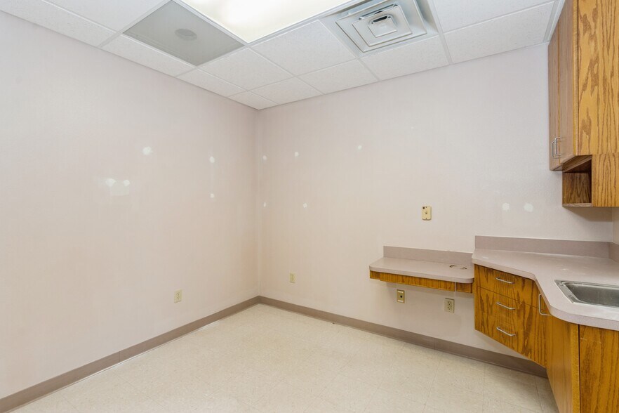 More Photos Of 520 10th Ave, Coralville Medical For Sale