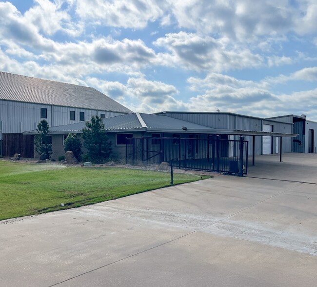 More Photos Of 1836 Lone Star Rd, Mansfield Warehouse For Lease