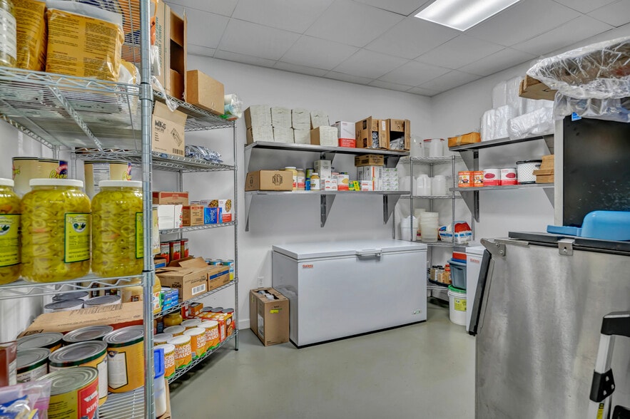 More Photos Of 53 N Howard Ave, Croswell Bar For Sale