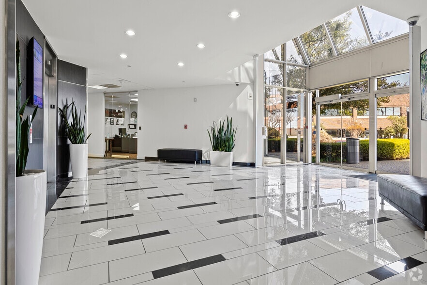 More Photos Of 4001 Airport Fwy, Bedford Office For Lease