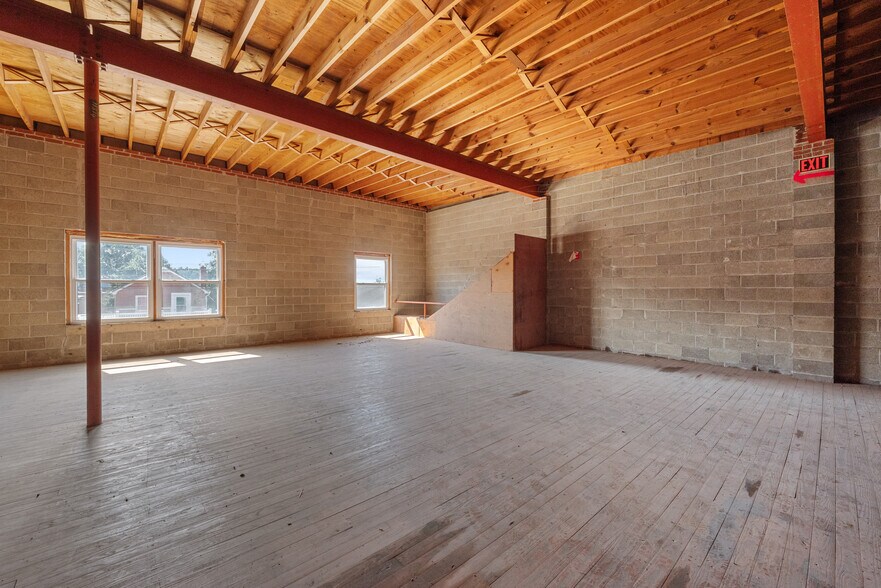 More Photos Of 240 3rd Ave, Gallipolis Flex For Sale