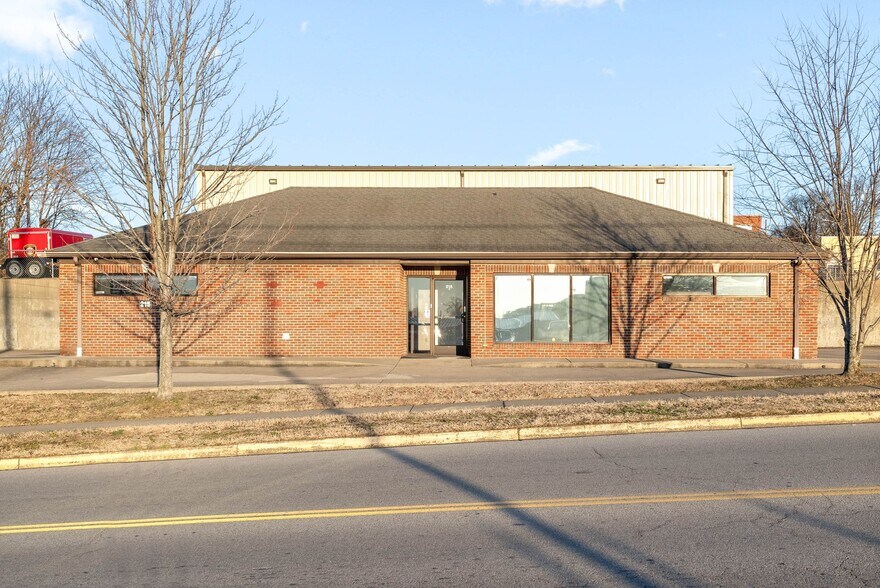 More Photos Of 215 8th St, Clarksville Medical For Lease