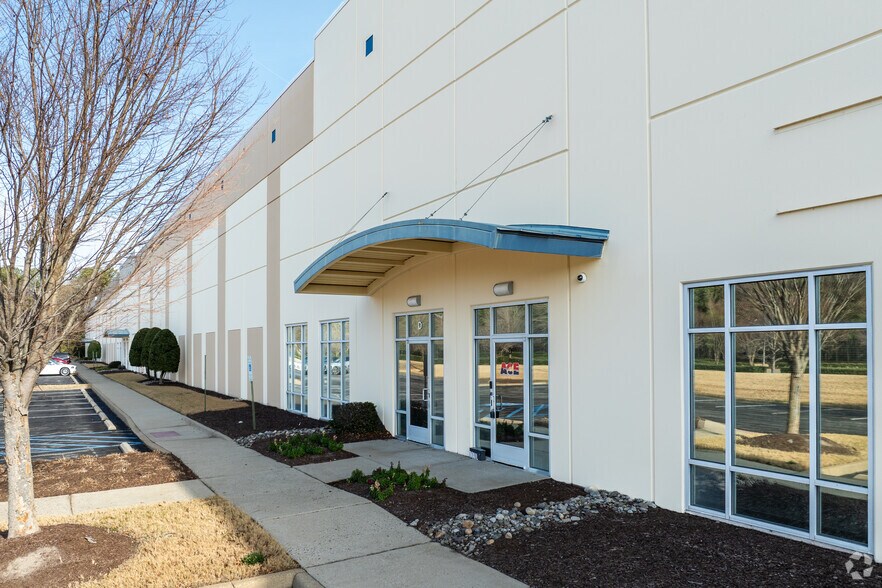 More Photos Of 6950 Harbour View Blvd, Suffolk Warehouse For Lease