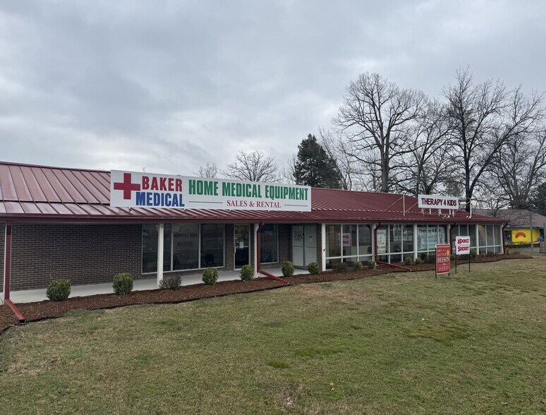 Primary Photo Of 2097 Highway 65 S, Clinton Storefront For Sale