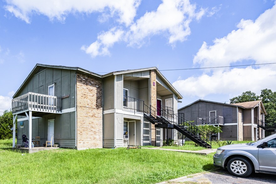 More Photos Of 1105 Westwood Ln, Giddings Apartments For Sale