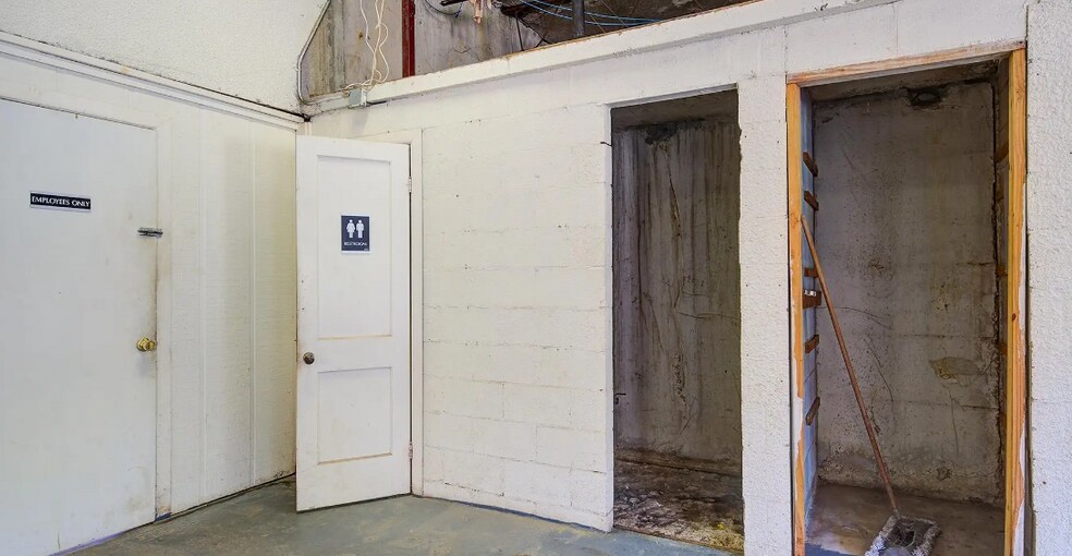 More Photos Of 1605 E Avenue A, Hooks Warehouse For Sale