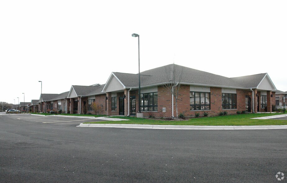 More Photos Of 820 E Terra Cotta Ave, Crystal Lake Office For Sale