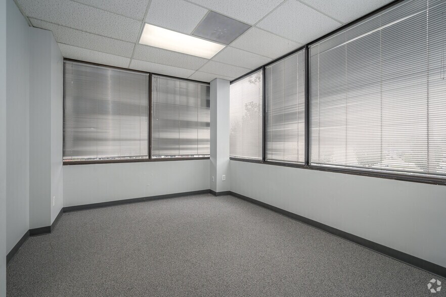 More Photos Of 333 N Rivershire Dr, Conroe Office For Lease