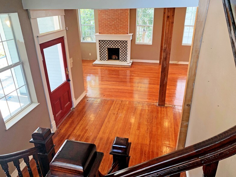 More Photos Of 127 Lewis St, San Antonio Office For Sale