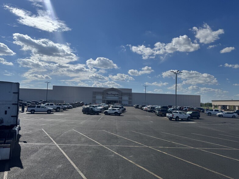 More Photos Of 4500 San Bernardo Ave, Laredo Unknown For Lease