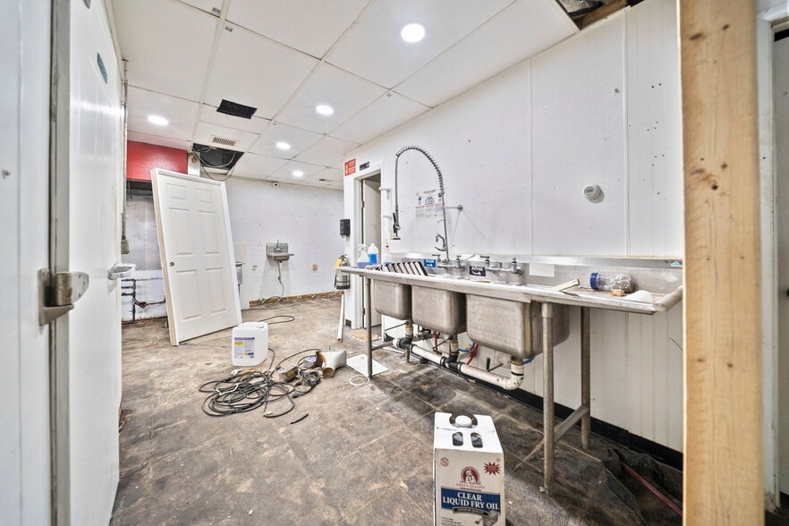 More Photos Of 1900 Tamarack Cir S, Columbus Fast Food For Lease