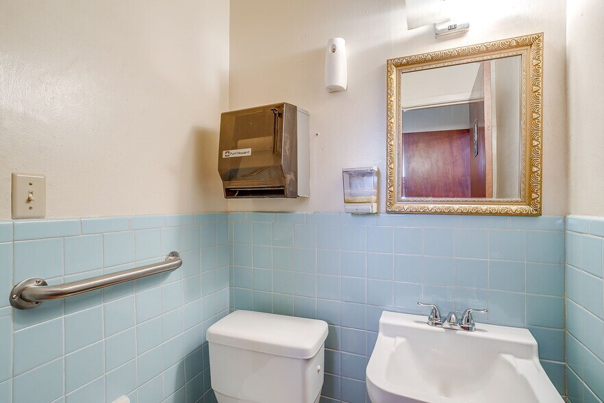 More Photos Of 1201 Bessie St, Fort Worth Flex For Sale