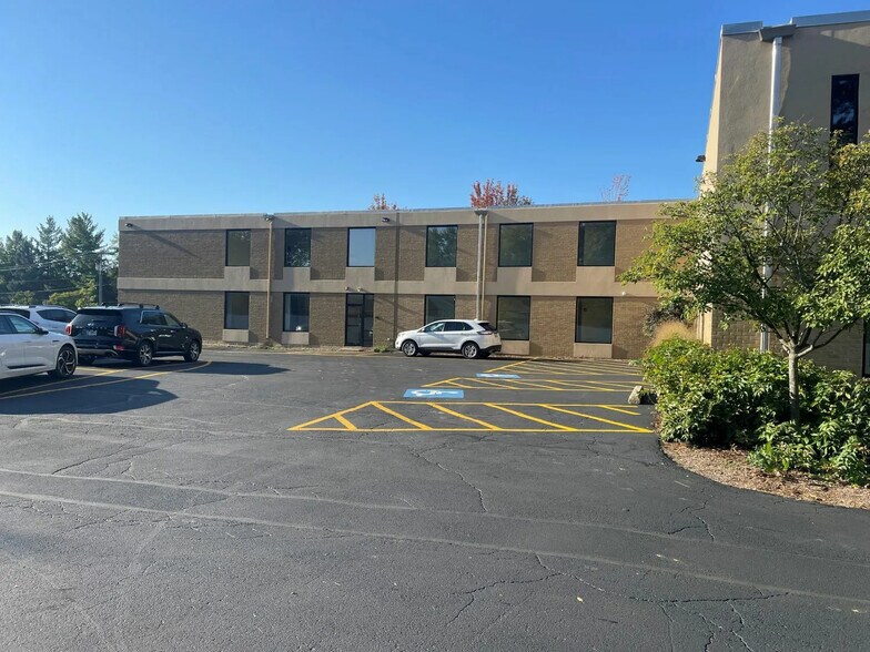 More Photos Of 611 E Main St, East Dundee Office For Lease