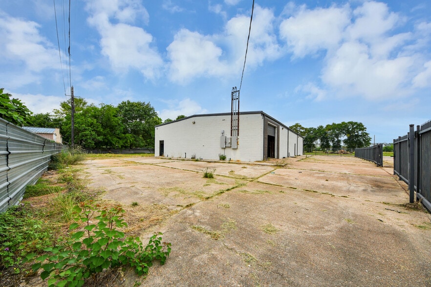 More Photos Of 8603 Shoal Creek Dr, Houston Warehouse For Sale