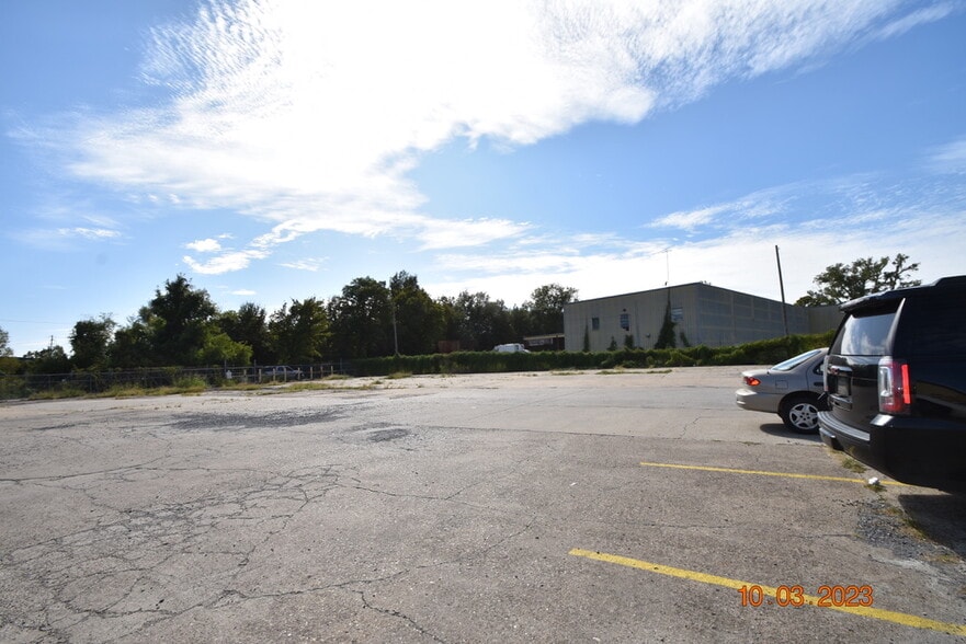 More Photos Of 956 N Broadway St, Greenville Distribution For Sale