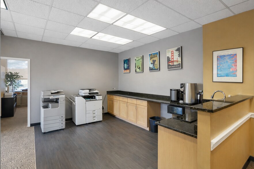 More Photos Of 20 Pidgeon Hill Dr, Sterling Medical For Sale