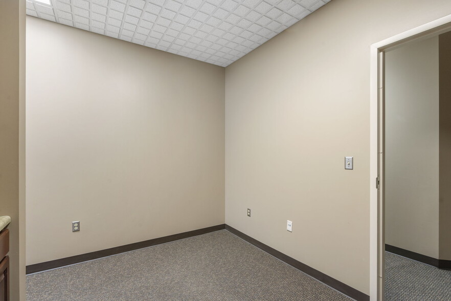 More Photos Of 909 E Republic Rd, Springfield Office For Lease