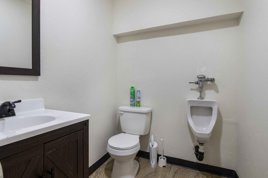 More Photos Of 825 Fairmont Pkwy, Pasadena Office For Sale