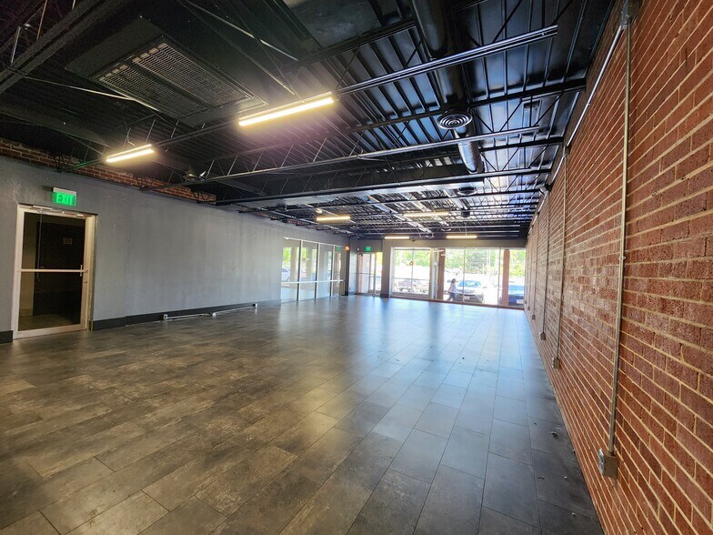 More Photos Of 521 S Glenstone Ave, Springfield General Retail For Lease