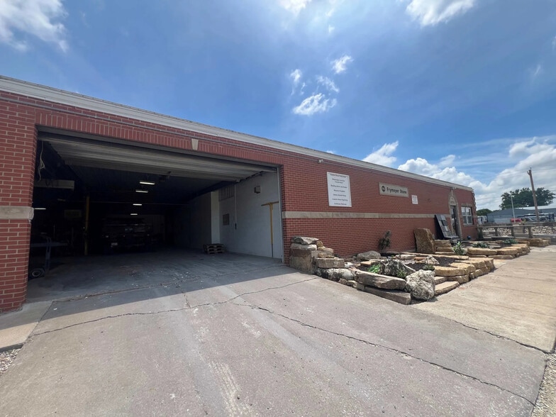 More Photos Of 205 35th St, Bettendorf Warehouse For Lease