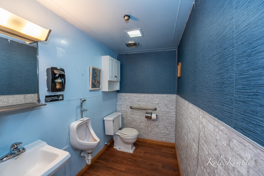 More Photos Of 104 W Houghton Lake Dr, Prudenville Hotel For Sale