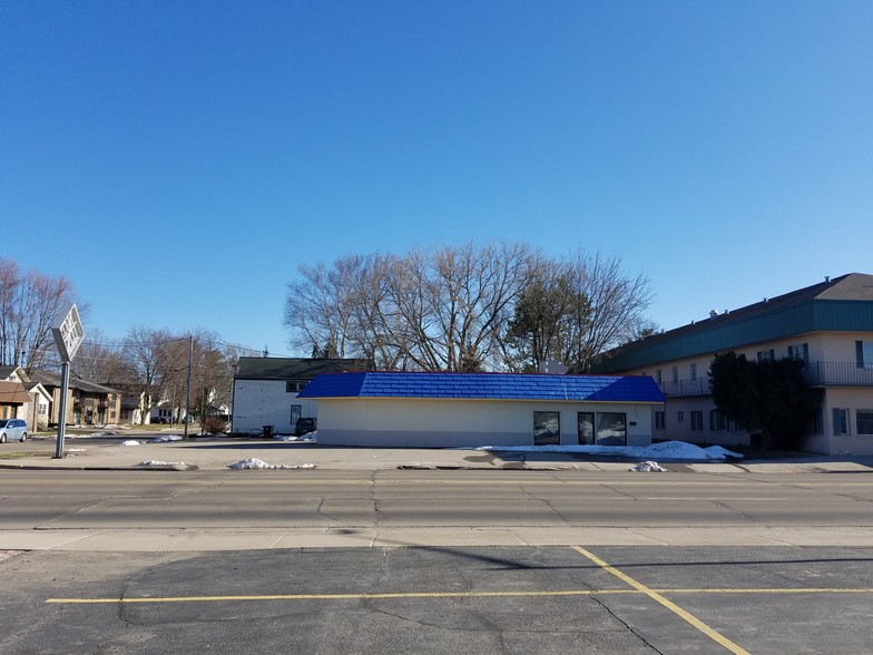 Primary Photo Of 230 E Green Bay St, Shawano Fast Food For Sale