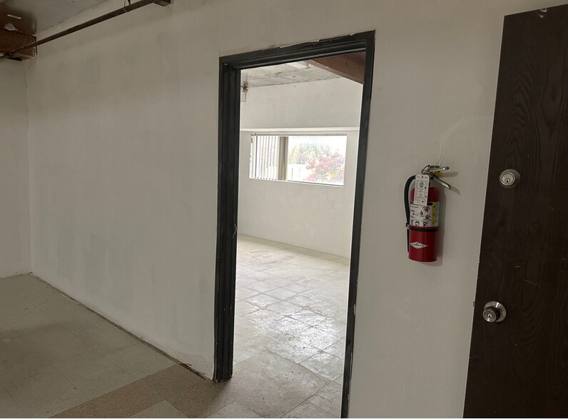 More Photos Of 21333 Deering Ct, Canoga Park Distribution For Sale