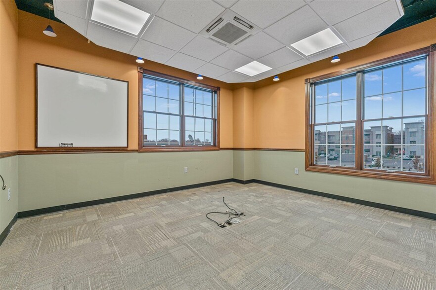 More Photos Of 728 College St, Bowling Green Office For Sale