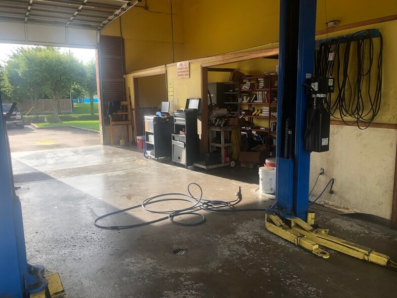 More Photos Of 12250 S Gessner Dr, Houston Auto Repair For Sale
