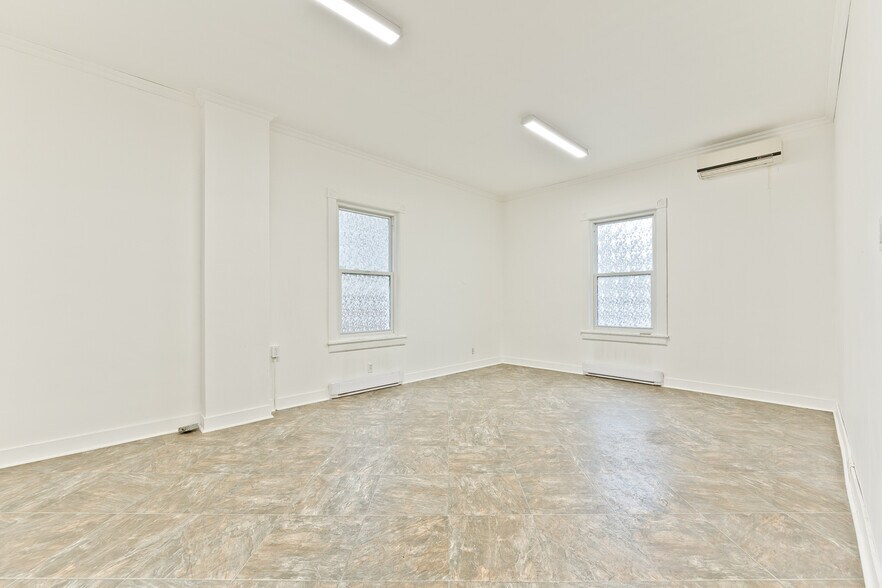 More Photos Of 127 Rue Queen, Sherbrooke Office Residential For Sale