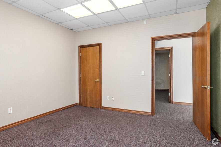 More Photos Of 2421 Wilcox Dr, Norman Office For Sale