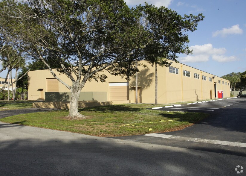 More Photos Of 14000 NW 58th Ct, Miami Lakes Light Distribution For Lease