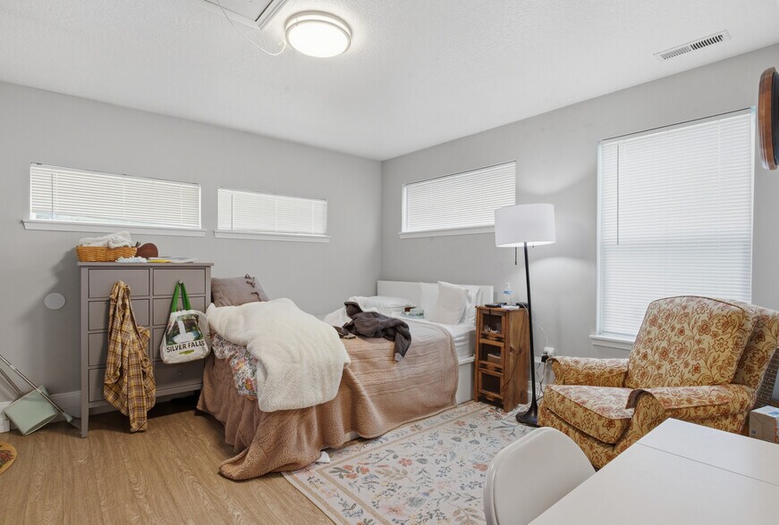 More Photos Of 715 S McLoughlin Blvd, Oregon City Apartments For Sale