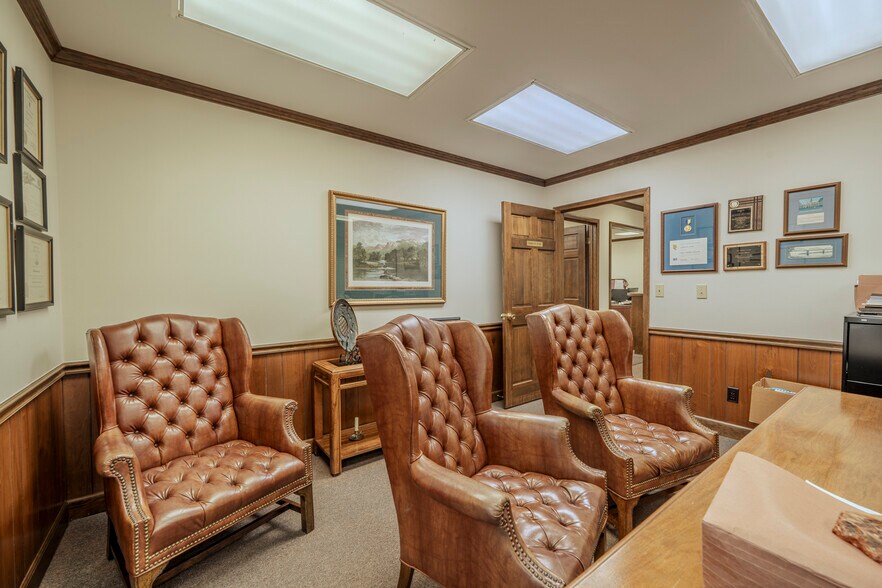 More Photos Of 40 W Main St, Savannah Office For Sale