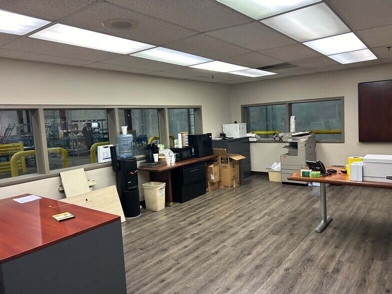 More Photos Of 100 Corporate Dr, Reading Unknown For Lease