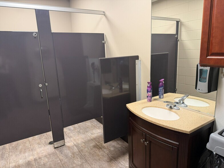 More Photos Of 4901 Prime Pky, McHenry Warehouse For Sale