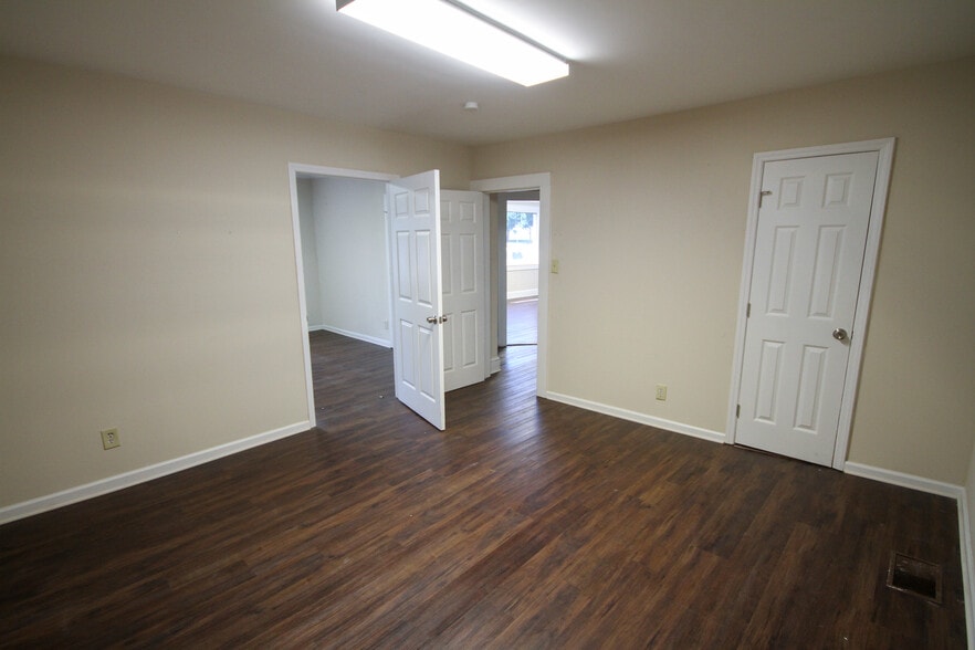 More Photos Of 1909 Cherry Rd, Rock Hill Office For Sale
