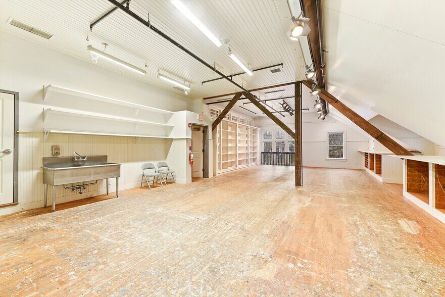 More Photos Of 136 Main St, Amagansett Storefront Retail Office For Lease