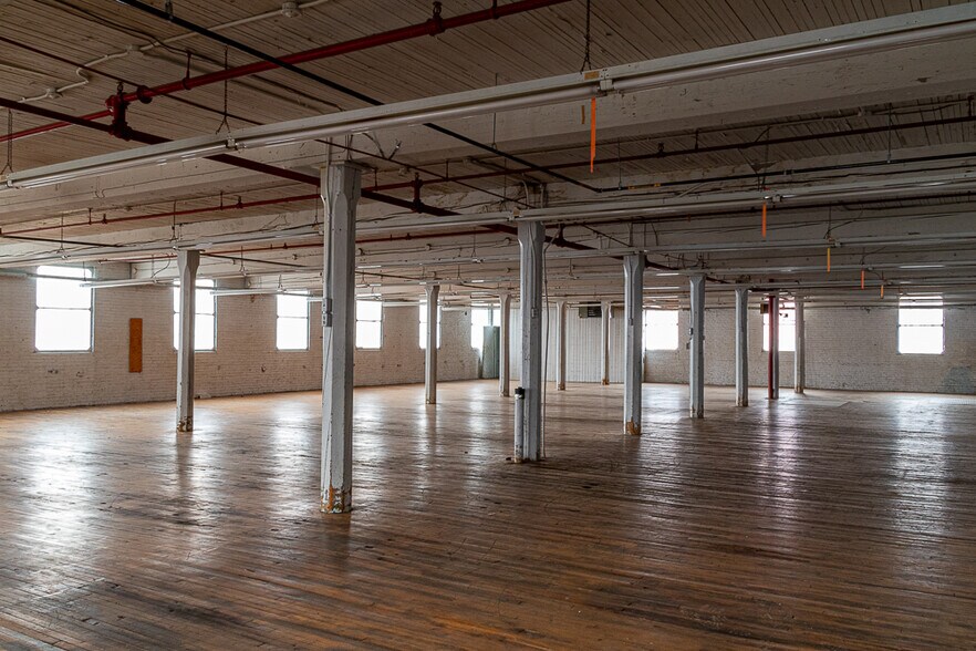 More Photos Of 253 Rue Michaud, Coaticook Manufacturing For Lease