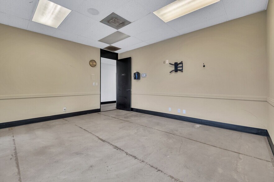 More Photos Of 550 N Golden Circle Dr, Santa Ana Office For Lease