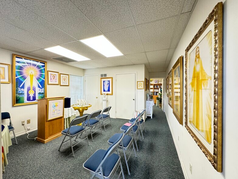 More Photos Of 4380 N Oak Tfwy, Kansas City Loft Creative Space For Sale