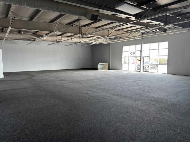 More Photos Of 12104 Blue Ridge Blvd, Grandview Freestanding For Lease