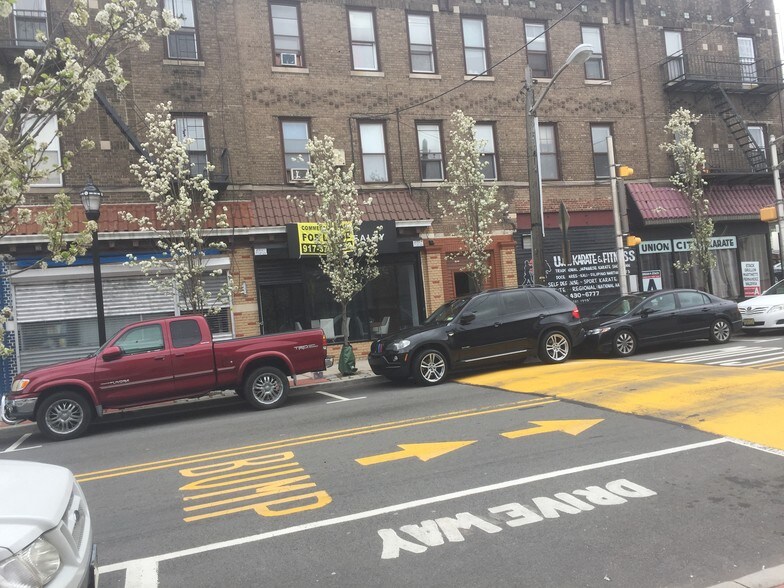 More Photos Of 1704 Summit Ave, Union City Storefront Retail Office For Lease