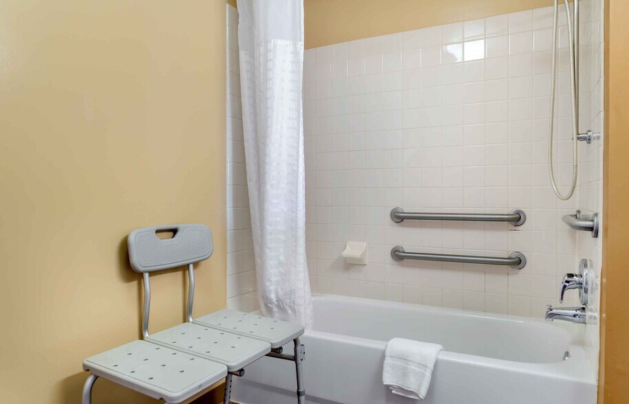 More Photos Of 2100 Featherstone Rd, Auburn Hills Hotel For Sale