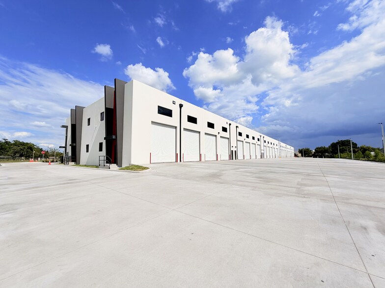 More Photos Of 3929 Pipkin Rd, Lakeland Warehouse For Lease